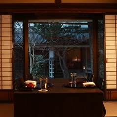 親しい方との語らいにふさわしい、上質なひとときを・・・ゆったりと配置された4名様用テーブルは、ご家族やご友人、大切なご接待など、落ち着いた会食に最適です。和の趣を感じる静かな空間で、旬の味わいを楽しみながら、心に残るひとときをお過ごしいただけます。