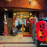 赤提灯目立つ店頭のほなか！遠くからでも視認できるほどの気軽に入れる大人の居酒屋でございます。