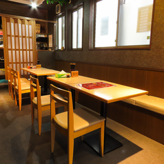 1階には4名様がけのテーブル席を3卓ご用意しております。気の合うご友人やご家族との食事に最適です！賑やかな雰囲気の中、絶品の四川料理を囲んで、楽しいひとときをお過ごしください。