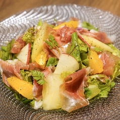 生ハムと季節のフルーツサラダ