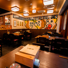 団体席は、複数名でのご利用でもゆったりとお過ごしいただける広々としたお席です。浅草らしい和の趣に包まれながら、皆様で囲むすき焼きを楽しめるのが魅力。歓送迎会やご宴会、観光のお食事など、大人数での集まりに最適な空間をご提供します。