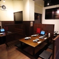 【4名様までのお席】温かみのある木目調で統一された、居心地の良い落ち着いた店内空間です。普段使いから各種ご宴会まで幅広くご利用いただけます♪