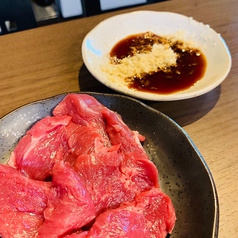 ラムモモ肉の山わさびソース添え