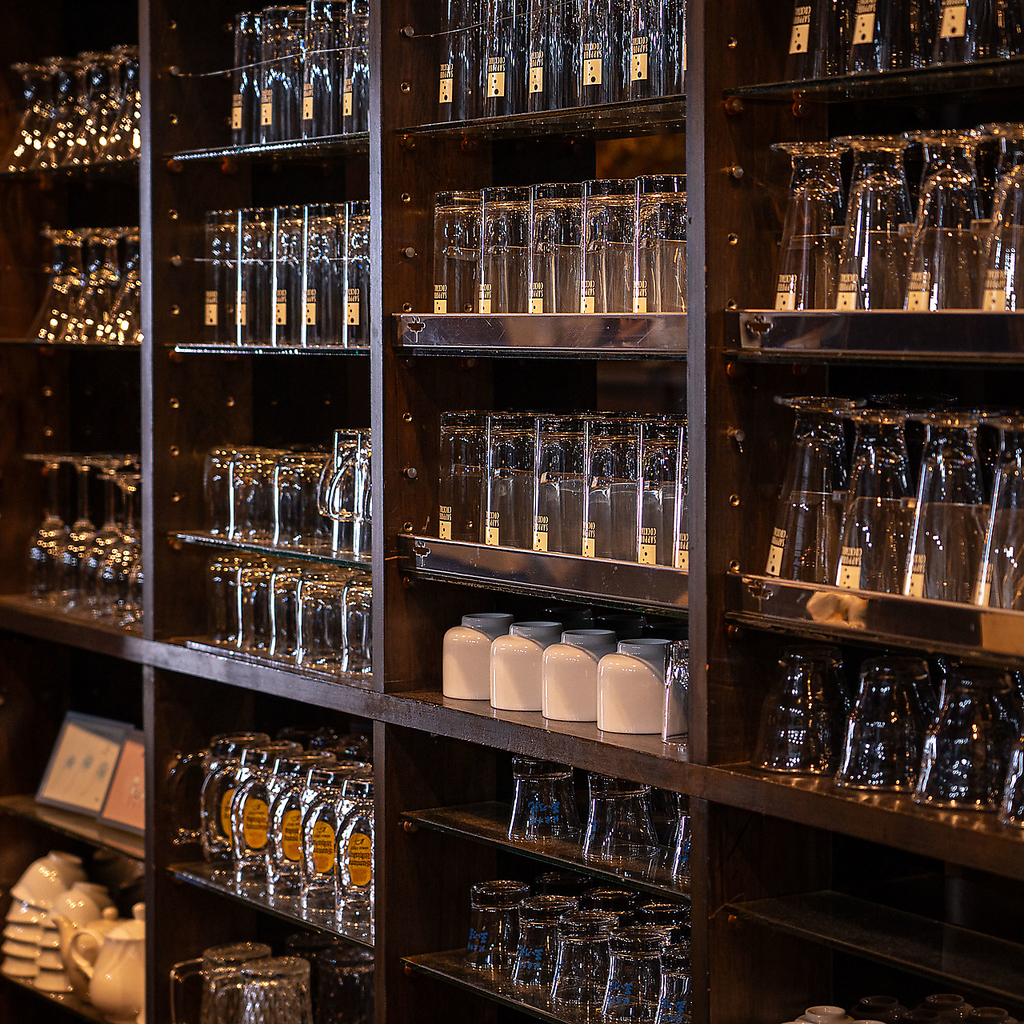 こだわりの店内とグラスのショーケース