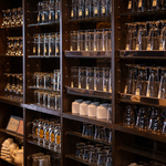 こだわりの店内とグラスのショーケース