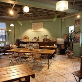 結婚式の二次会も当店におまかせください。二次会を彩るお料理の数々と多彩なドリンク、上品で落ち着きのある温かな空間が、新郎新婦をさらに引き立てること間違いなし。ご予約・ご相談は気軽に店舗まで。