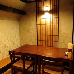 山陽姫路駅より10分、落ち着いた環境でお過ごし頂けるのが魅力。ゆったりとくつろぎながら、当店自慢の焼き鳥やお鍋をお楽しみください。