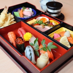 鮨会席弁当：5000円（2名様分からご注文可、要容器返却）