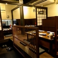 【12名様までのお席】木の温もりが心地よい、居心地◎の空間で、自慢の炭火焼きを味わいながら楽しいひとときをお過ごしいただけます。