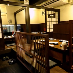 【12名様までのお席】木の温もりが心地よい、居心地◎の空間で、自慢の炭火焼きを味わいながら楽しいひとときをお過ごしいただけます。