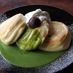 抹茶とホワイトチョコソースのパンケーキ