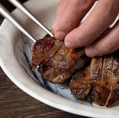 【仙台名物牛タン】旨みあふれる厚切りの牛タン焼きをご堪能。の写真