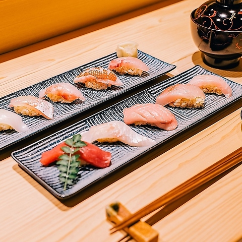 大学内とは思えない空間の鮨カウンターで、地元神奈川の地魚をお寿司で提供します。