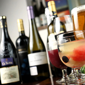 厳選された赤ワイン、白ワイン、スパークリングワインを豊富に取り揃えています！お酒が苦手な方にも安心してお楽しみいただけるよう、ジュースもご用意しています◎