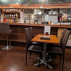 入り口入って正面の、カウンター席右半分の所をテーブル席を設置しました。通常テーブル席が団体様の場合でも、こちらのテーブルがご利用になれます。