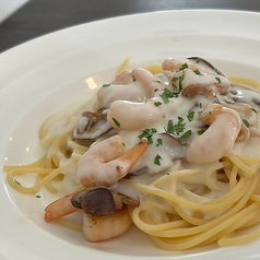 ホワイトソーススパゲッティ小エビ、タマネギ、マッシュルーム