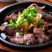 当店では"おろしポン酢"で提供している牛ネック。首はよく動く部分なので、牛肉の部位の中では、きめが粗く堅い部分です。脂肪はほとんどなく、ヘルシーな赤身のお肉である事が大きな特徴◎硬さの度合いは、スネの次に硬いのですが、濃厚でとても美味しいのです!