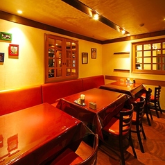 壁際はソファ席となっております。