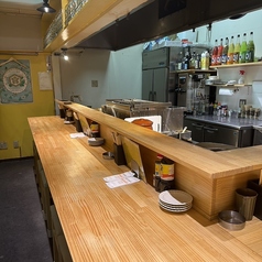 屋台の賑やかさと、しっぽり飲める落ち着きのいいとこ取り。おひとり様も、グループも自然体で過ごせる雰囲気です。