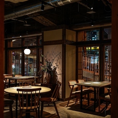 ゆったりとしたテーブル席は、落ち着いた雰囲気の中でお食事を楽しめる空間。お料理や会話を心ゆくまでご堪能いただけます。