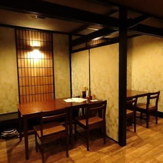 テーブルごとに仕切られているため、プライベートな空間が守られたテーブル席。人目を気にせずに済むので、接待や会食にもオススメです。