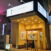 ランチ・昼飲み・貸切宴会まで楽しめる自家製燻製バー