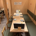 10人前後のご宴会も1つのテーブルでお楽しみいただけます！最大16名様まで同じお席でご案内可能なため、会社のお集まりや女子会などのグループ利用にぴったりです。名物の「魚魂10点盛り」や美味しいお酒を囲み、皆様でワイワイ賑やかな時間をお過ごしください。ご予約をお待ちしております！