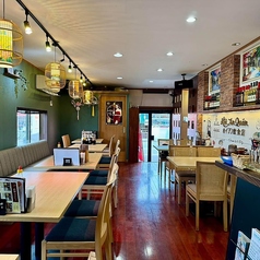 宴会利用におすすめのテーブル席。広々としたスペースで、仲間と楽しいひとときを過ごせます。心地よいソファー席もございます♪