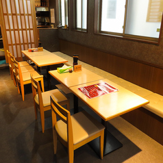 1階のテーブル席は、仕事帰りの飲み会やカジュアルな食事にぴったりです。最大12名様までのグループ利用も可能なので、様々なシーンでご利用いただけます。本場の味を気軽に味わってください。