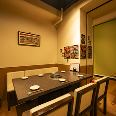 6名様テーブル×2洗練されたインテリアと落ち着いた照明が、贅沢な時間を演出。女子会にも嬉しいプライベートな空間で、Aランクの黒毛和牛を楽しみながら、特別なひとときをお過ごしください。