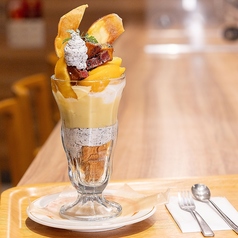 カップKURUTOパフェ＜さつまいもとりんご＞ (14：00～21：00/L.O.20:30) ※季節によりフルーツは替わります