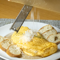 目の前で仕上げる特別な演出付きのお料理が楽しめる。