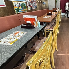 ご家族やご友人とのカジュアルな食事シーンにぴったりの4名様用テーブル席をご用意しております◎広々としたテーブルで、自慢の料理を囲みながら会話も弾みます。お席を結合して利用することも可能ですので、ちょっとした集まりやグループでの飲み会にもぜひご活用ください。楽しいお食事の時間をサポートいたします。