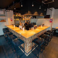 自慢のカウンター席でごゆっくりお過ごしください。