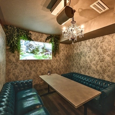 １部屋限定の特別な個室席です。打合せや特別なお相手とのお席としてご了承下さい。ホール席とは違った雰囲気を体感いただけます。※個室にもプロジェクションマッピング映像を投影しております。又、HDMI等を繋げて持込の映像やデータを投影可能です。