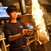 毎日仕入れる旬な食材を臨場感たっぷりに焼き上げます。