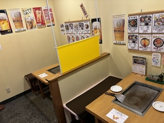 テーブル席が2席ございます。4名様掛けです。