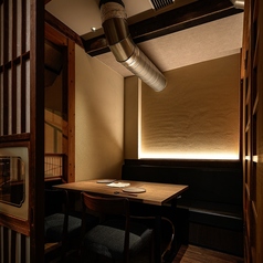 デートや接待に最適な個室を完備。落ち着いた空間と上質な設えで、大切な方との時間をより特別に演出します。周囲を気にせず、ゆったりとお料理や会話をお楽しみいただけます。