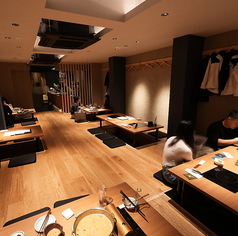 【掘りごたつ席:25名様~30名様】店内の掘りごたつ席スペースを25名様以上で貸切可能。足を伸ばしてゆったりと座れるため、長時間の宴会でも快適にお過ごしいただけます。周囲を気にせずご利用いただける空間は、各種お集まりに最適!落ち着いた和の雰囲気の中、皆さまで賑やかなひとときをお楽しみください。