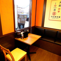 店内には2名テーブルを1卓ご用意しております◎ご夫婦でのデートや、親しい方と少人数でゆっくり語り合いたい時にぴったりのお席です！全面禁煙の快適な空間で、美味しい中華料理とドリンクを味わいながら素敵な時間をお過ごしいただけます！お近くにお越しの際は、ぜひ当店へお気軽にお立ち寄りくださいませ♪