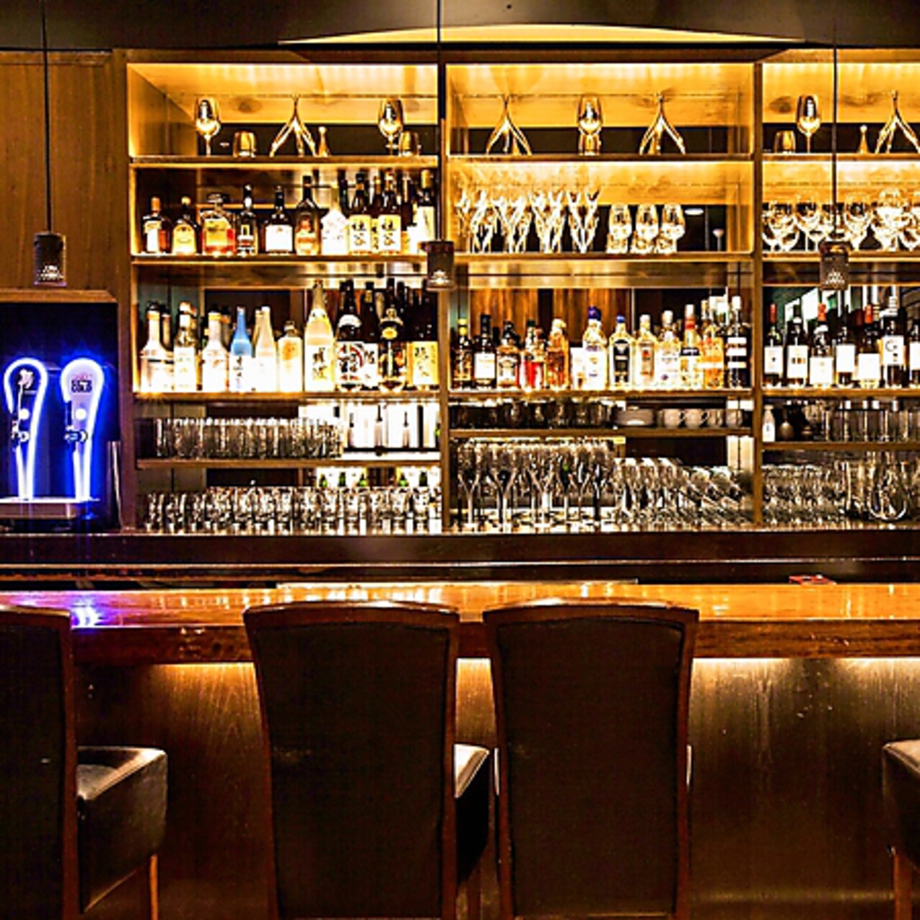 デートに最適なカウンターのお席。大人な落ち着いた雰囲気でお食事や会話をお楽しみ下さい。