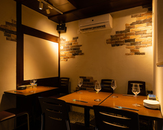 テーブルで大切な人とゆったりと。※5名様以上のご利用はお電話にてお問い合わせください。