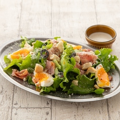 ベーコンとオリーブのシーザーサラダ