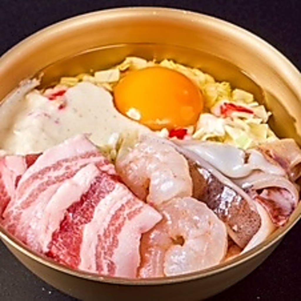 お客様ご自身で焼いていただくスタイル。焼き加減も味も文字通り「お好み」で調整できるのが魅力