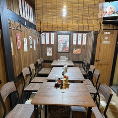 4名様用のテーブル席を2つご用意しています。少人数の飲み会やご家族でのお食事にもぴったり◎