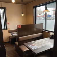 女子会や仕事帰りの一杯など使い勝手抜群なテーブル席