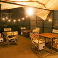 ☆屋根ありテーブル席「タープZONE☆タープの下でお食事やお酒を楽しめる席になっています。3つのテーブルを繋げてちょっとした個室空間も作れます♪屋根あり・雨天時も開放