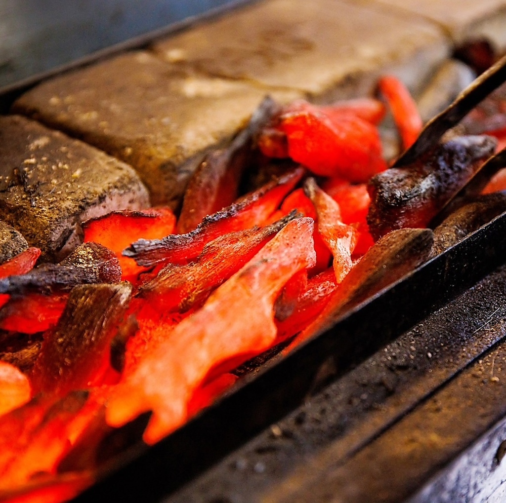 《紀州の備長炭》じっくり炭火で焼き上げた香りが食欲をそそる！焼き鳥はコースでもご堪能頂けます。