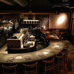 職人の技が目の前で光る臨場感あふれるカウンター席。香ばしい香りや調理の音を五感で感じながら、贅沢なひとときをお楽しみいただけます。