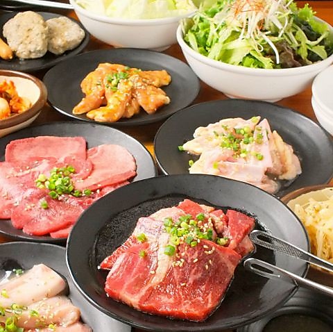 自慢のカルビ、ビールは290円（込319円）！他にもお得なメニューが多数！